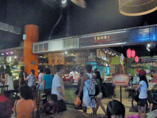 レトロ調に内装したテーマパーク風のフードコートも。