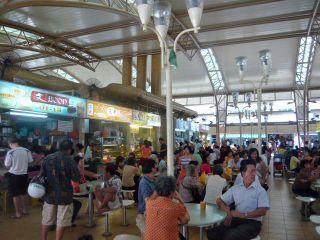 家の近所のホーカーセンター。いつも席の確保が一苦労です。