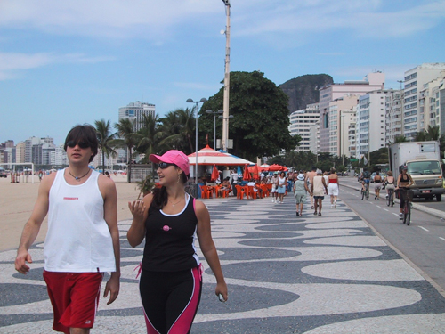 男女が歩いている写真はコパカバーナ海岸