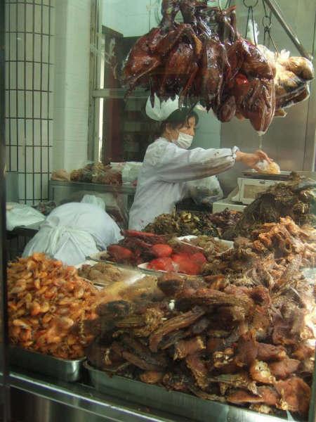 さまざまに調理された（あるいは未調理の）鳥、豚が店頭に並びます。種類が本当に豊富で、私は食べたことがない物がほとんどです