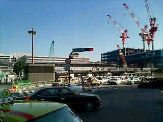 博多駅ビルは現在工事中です