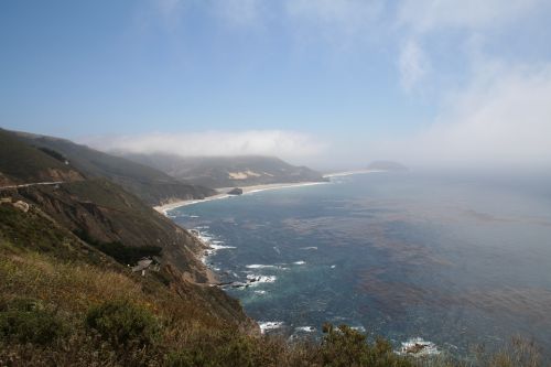 海岸沿いのドライブ。雄大な景色が続きます