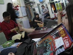 いつも近所の人がいっぱいで賑やか。