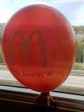 マクドナルドのロゴ入り風船
