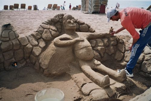 波を見ようと海岸へ行くと、突如目に入ったくつろいでる人?!