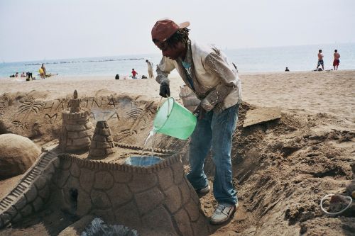 上に水を入れる蓋を作り、下の池に水が運ばれる仕組み