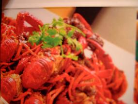 食べ方はエビと同じ。油ですべってむきにくい