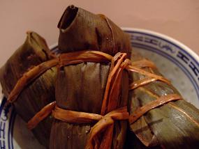 もらった粽。肉粽だったら良いなぁ・・・