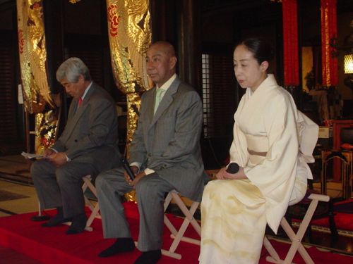 名古屋市東区の名刹「建中寺」本堂にて記者会見に臨む　十二代目・市川團十郎丈（中央）とむすめ歌舞伎・市川櫻香さん（右）