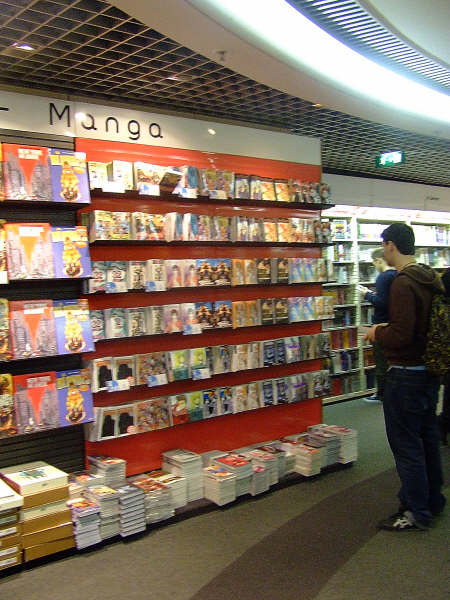 欧州ではA３くらいある漫画本。日本のがコンパクト型であるのも受けた理由の一つ