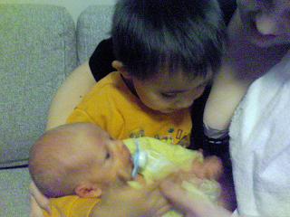 liten farbror(ちいさなおじさん) 甥っ子を抱っこする4歳の息子
