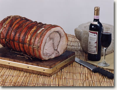 ローズマリーを包み込んで焼いたポルケッタも美味！