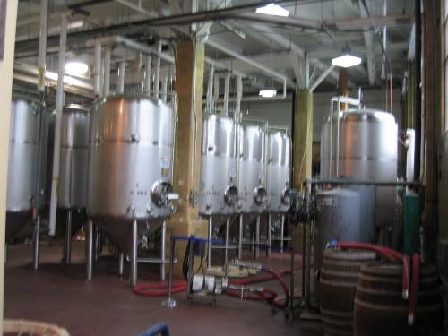 この工場でおいしいビールが作られます