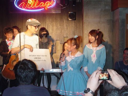 名古屋の地下アイドルとステージに立つサエキさん