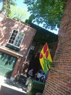 公開中の目印となる黄色い旗