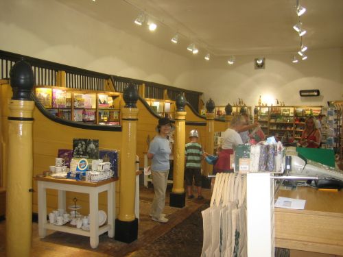 厩を改造したギフトショップ