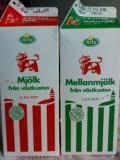 1,5リットル入りの標準的な牛乳＝ミョルク(赤)、と脂肪分を標準の半分に抑えた牛乳＝メランミョルク(緑)