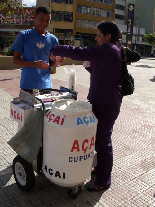 アサイのアイスクリームをキャリーで運びながら販売する男性