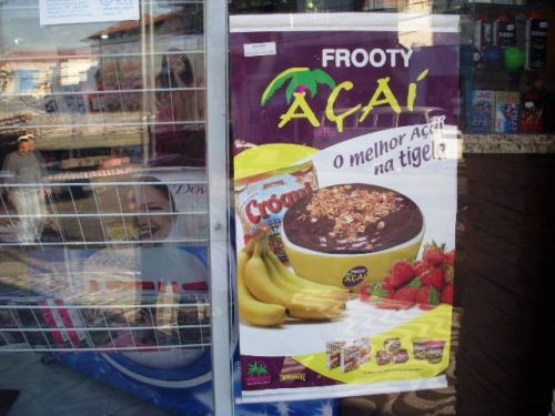 アサイのアイスクリームが販売されていることを示す店頭の広告