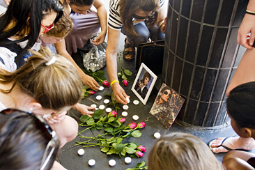 セルゲル広場で冥福をささげるマイケルファン(SVERIGES RADIO:スウェーデン国営ラジオ局のホームページより)