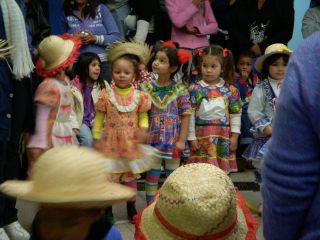 フェスタ・ジュニーナの衣装を身に付けた少女たち