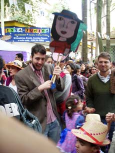 公園内を練り歩くフェスタジュニーナの行列