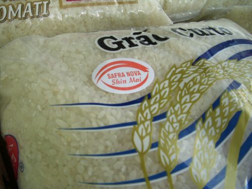 アルファベットで「Shin Mai(新米)」のラベルが付けられた米袋