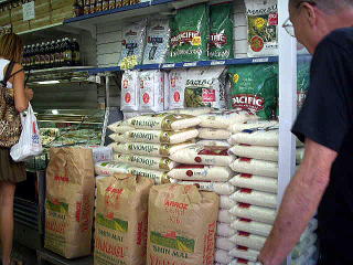 店頭に積まれた日本米