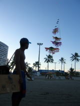 サンパウロ州の海岸で凧揚げをしながら凧を売る人。海岸でもよく凧揚げで遊ぶ少年がいる