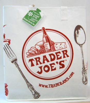 スーパーマーケット、TRADER　JOE’S　（トレーダー・ジョーズ）のエコバック−99センツ。リサイクルされたペットボトルからの素材を利用