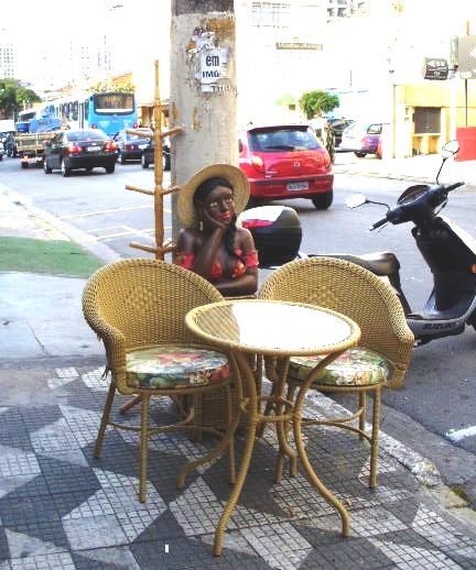 ブラジルの工芸品を扱うサンパウロのお土産店の前の路上にて