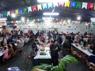 連日、大入り満員だったすき焼き祭りの会場