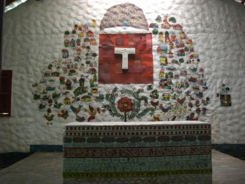 キリスト教の教会：たくさんの島民が参加したワークショップによって、十字架に掛けられたイエスの周りにたくさんの絵が描かれました。