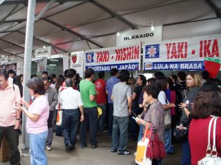 ブラジル北海道協会のブースはいつも行列。目玉は焼きイカ、焼きニシン!