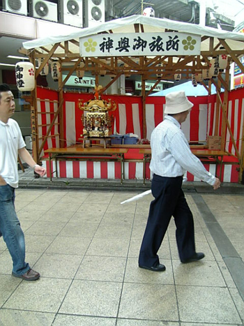 商店会別に御旅所が準備され、商店街丸ごと祭り気分！