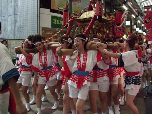 休むことなく声をあげながら神輿を担ぐギャル達に感心!