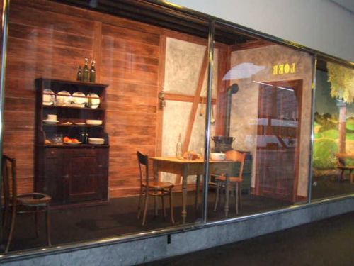 お皿なども可愛いダイニングの空間