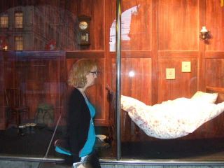 あまりのリアルさに、つい誰もが中を覗いてしまう