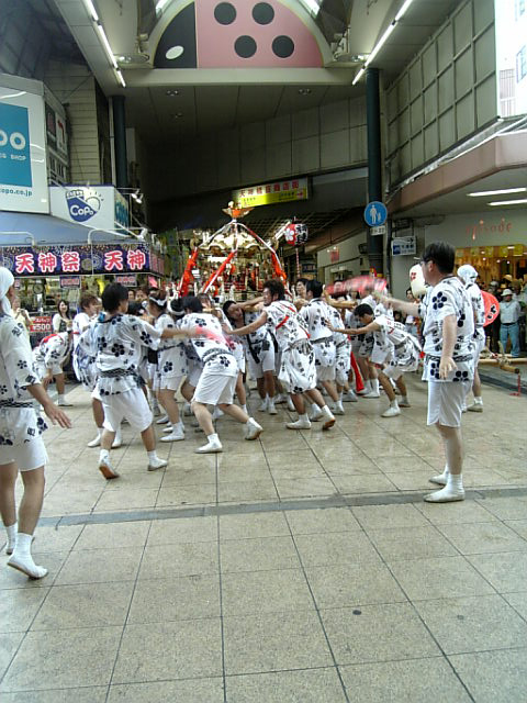 神輿を振り回す勇壮な一団。最後は大阪締めで挨拶!