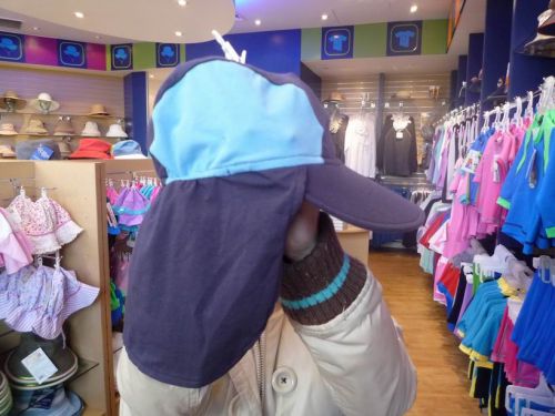 多くの子どもが被っているビーチ用の帽子