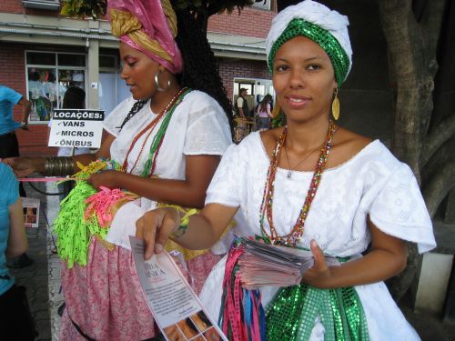 東北ブラジルの女性が着る民俗衣装です。このお2人も観光ガイドの普通の女性です