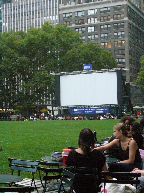 公園のベンチで開場をまつ人々