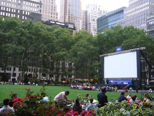 公園に大きなスクリーン。やることがさすがアメリカ