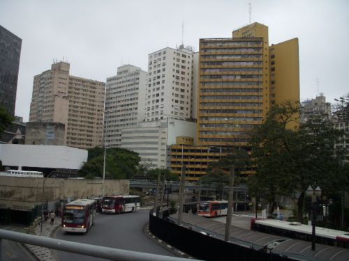 黄色いビルが現在のジョエルマ・ビル。大通りが交差する角に位置する