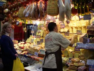 市立市場のチーズ売り場
