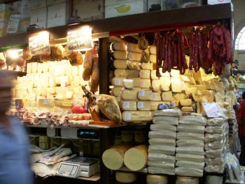 右も左もチーズだらけの市立市場の保存食品コーナー