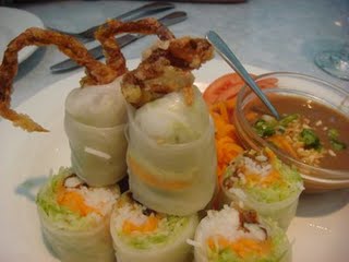 生春巻きから足がびろーんと出ています。