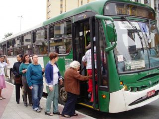 サンパウロの市内バスの乗る人々