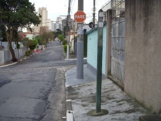 一本の棒だけが立ったサンパウロ市内のバス停の一つ