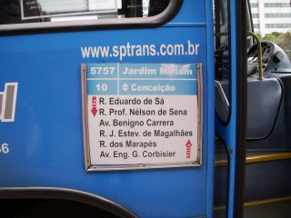 バスの車体のプレートに目的地と走行ルートが記されている